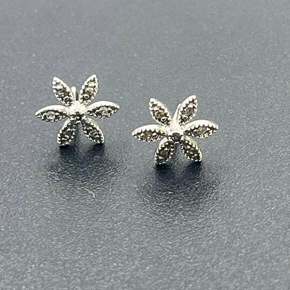 14k White Gold Diamond Vintage Flower Petal Design Stud Earrings - Picture 1 of 9